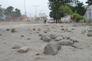 बरेली: सड़कों पर पड़ा खुराफातियों की खुराक का सामान