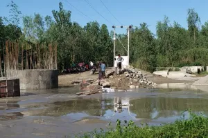 बरेली: शंखा नदी का अस्थाई पुल बहा, 15 गांवों का संपर्क कटा