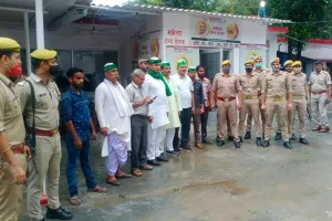 बरेली: ट्रेन रोकने जा रहे किसानों को पुलिस ने पहले हिरसात में लिया, बाद में छोड़ा