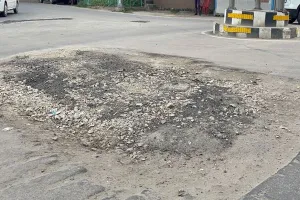 लखनऊ: सड़कों में गड्ढे या गड्ढों में सड़क, कहना मुश्किल….