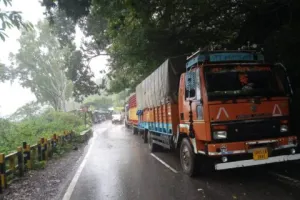 नैनीताल: वीरभट्टी पुल के पास सड़क पर आया मलबा, फंसे वाहन