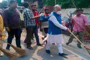 यूपी: गांधी जयंती पर मंत्री आशुतोष टंडन ने लगाई झाड़ू, सफाई अभियान पर दिया जोर