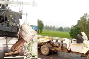 अमेठी: हाइड्रा और पिकअप की जोरदार टक्कर, पिता-पुत्र की मौत