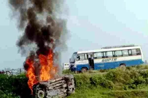 यूपी: लखीमपुर हिंसा पर सियासी घमासान, कहीं प्रदर्शन तो कहीं हंगामा, दारोगा को भी पीटा