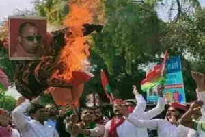 लखीमपुर घटना के विरोध में सपा कार्यकर्ताओं ने फूंका योगी का पुतला, 18 गिरफ्तार