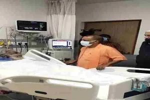 लखनऊ: सीएम योगी ने लिया महंत नृत्य गोपाल दास का हालचाल, जानें कैसी है सेहत