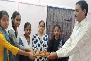 मिट्टी के दियों में एक अजीब सी महक और रोशनी होती है : एस.के. वर्मा