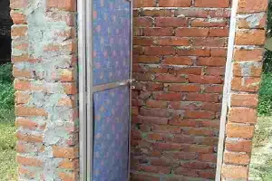 बांदा: शौचालय निर्माण में हुई अनियमितताओं को लेकर ग्रामीणों ने दिया ज्ञापन