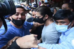 Aryan Khan Drugs Case: बेटे से मिलने ऑर्थर जेल पहुंचे शाहरुख खान, सिर्फ 15 मिनट की हुई मुलाकात