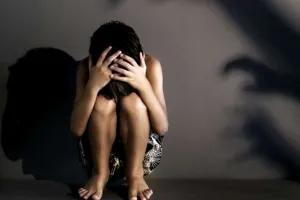 छह वर्षीय बच्ची ने दोस्तों से पॉर्न वीडियो देखने को मना किया, तो उन्होंने पीट-पीटकर कर दी हत्या