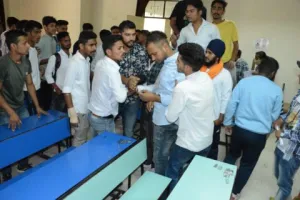 हल्द्वानी: एमबीपीजी कॉलेज में प्रवेश रोकने पर दो गुट भिड़े