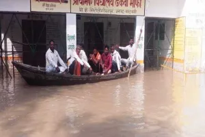 बाराबंकी: लगातार बढ़ रहा सरयू नदी का जलस्तर, डूब रहे गांव के परिषदीय विद्यालय