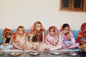 पीलीभीत: घरों में हवन-पूजन और कन्या भोज, मंदिरों में गूंजे जयकारे