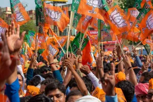 पश्चिम बंगाल के भाजपा नेतृत्व के सामने ही कार्यकर्ताओं के दो गुट आपस में भिड़े