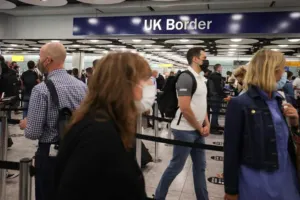 नहीं सुलझ रहा भारत-ब्रिटेन के बीच विवाद, भारत आने वाले ब्रिटिश नागरिकों को 10 दिन रहना होगा पृथकवास में