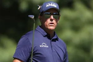 मिकेलसन को चैंपियन्स टूर के गोल्फ टूर्नामेंट में दो शॉट की बढ़त