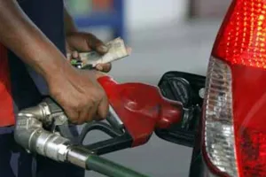 लगातार दूसरे दिन पेट्रोल औैर डीजल हुआ 30-35 पैसे महंगा