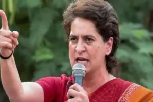 प्रियंका बोलीं- अब हवाई चप्पल और मध्यम वर्ग वालों का सड़क पर सफर करना हो गया है मुश्किल