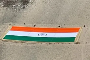 गांधी जयंती पर लेह में खादी से बने सबसे बड़े तिरंगे का अनावरण