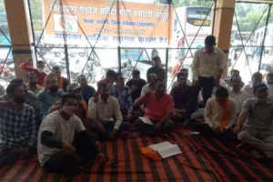 रोडवेज संविदा कर्मचारियों ने दिया धरना, बोले हमें भी समान काम समान वेतन दो