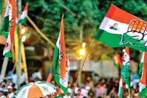 प्रियंका गांधी को हिरासत से छोड़े जाने की मांग को लेकर और तेज हुआ कांग्रेस का प्रदर्शन