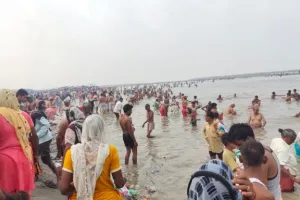 गजरौला: पितृ विसर्जन अमावस्या पर सैकड़ों श्रद्धालुओं ने किया स्नान, हाईवे पर लगा लंबा जाम