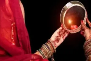 पति की लंबी उम्र के लिए यूं रखें करवा चौथ का व्रत, जानें मुहूर्त और पूजा-विधि