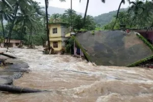 Kerala floods: केरल में बाढ़ से 41 लोगों की मौत, खोले गए बांध के गेट, अलर्ट जारी