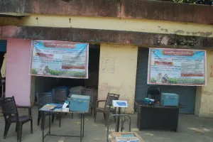 लखीमपुर-खीरी: पहले दिन दिखावे के लिए धान क्रय केंद्रों पर टांग दिए गए बैनर, नहीं हुई किसी पर खरीद