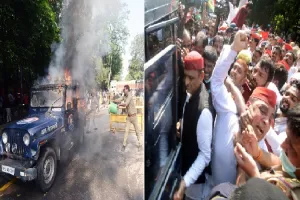 प्रियंका के बाद अखिलेश यादव भी हिरासत में, लखनऊ में दे रहे थे धरना, सपा समर्थकों ने पुलिस जीप में लगाई आग