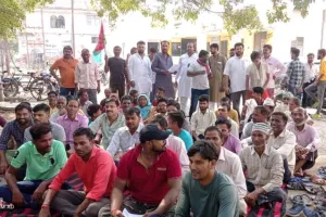 मीरगंज: वोल्टेज कम होने की समस्या को लेकर ग्रामीणों ने बिजली घर पर दिया धरना