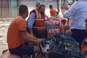 रामपुर: बाढ़ ग्रस्त इलाके में पहुंचे मुख्तार अब्बास नकवी, वितरित की राहत सामग्री