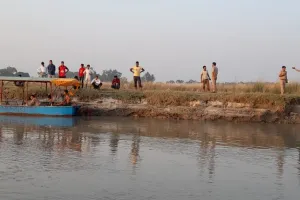 बदायूं: मूर्ति विसर्जन को आए 4 श्रृद्धालु गंगा में डूबे, तलाश में जुटे पीएसी जवान और गोताखोर