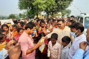 पीलीभीत: भाजपा विधायक आपदाग्रस्त क्षेत्र में पुहंचे कहा- घर गिरने वाले पीड़ितों को दिलाएंगे मुआवजा