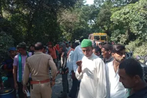 पीलीभीत: बस अनियंत्रित होकर पेड़ में घुसी, 12 से ज्यादा लोग घायल