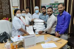 पीलीभीत: युवा व्यापारियों ने स्वास्थ्य विभाग को दी 50 पीपीई किट