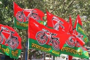 लखीमपुर खीरी: काफिले में शामिल होने से रोके जाने पर भड़के सपाई