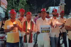 अमेठी में सड़कों पर उतरे सपाई, कैंडल मार्च निकाल जताया विरोध