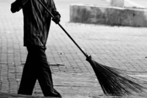 सफाई कर्मचारी कार्यस्थल के बजाए ब्लॉक मुख्यालय पर कार्य करते आए नजर, वीडियो वायरल