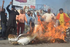 बरेली: कश्मीर में हत्याओं के विरोध में विरोध प्रदर्शन, पुतले फूंके