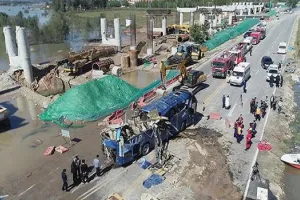 चीन में भयंकर बाढ़ का कहर, नदी में गिरी बस, दो की मौत, 12 लापता