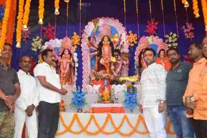 अयोध्या: जगमग हुआ शहर, पंडालों में लगे मां के जयकारे, मूर्तियों से हटीं पट्टियां