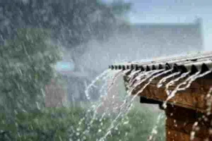 झांसी: मौसम ने अचानक ली करवट, मूसलाधार बारिश ने कराया ठंड का एहसास