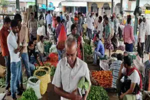 सब्जियों के भाव में बेतहाशा वृद्धि, टमाटर हुआ लाल तो हरा धनिया 200 के पार