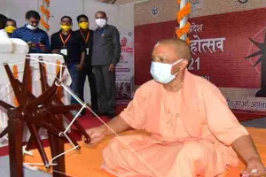 आत्मनिर्भर भारत का एक नया ब्रांड बनने जा रहा खादी : मुख्यमंत्री योगी
