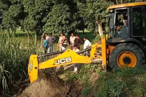 अमरोहा : गोवंशीय के अवशेष मिलने से ग्रामीणों में आक्रोश