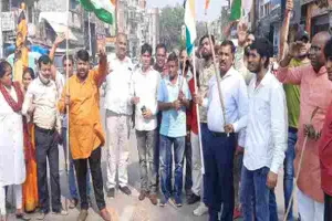 अयोध्या: विहिप कार्यकर्ताओं ने फूंका पाकिस्तान का पुतला, जानें मामला