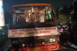 लखनऊ: बस व टेम्पो में जोरदार भिड़ंत, एक परिवार के आठ लोग घायल