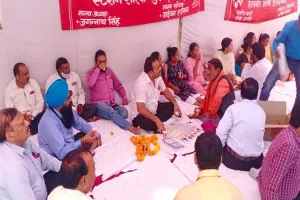 मुरादाबाद : रेलवे कर्मचारियों की समस्याओं को लेकर नरमू ने दिया धरना