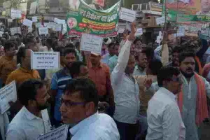 सीतापुर: पेंशन बचाओ मंच के बैनर तले कर्मचारियों ने रैली निकाल कर किया प्रदर्शन